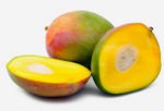 Манго.
В одном манго 135 калорий, а также витамины А и С. Перед употреблением хорошо промыть и снять кожицу.