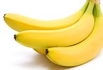 Бананы.
Фрукт защищен кожурой, которая защищает съедобную часть от впитывания вредных веществ. В бананах содержится витамин С , калий, марганец, а также витамин В6. В банане среднего размера – 105 калорий.