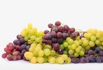 Виноград (привозной).
Виноград на 80% состоит из воды, что делает его вкусным малокалорийным перекусом или десертом. В одной чашке винограда около 104 калорий. В винограде содержится витамин С и К. Изюм (высушенный виноград) – хороший источник железа. Импортируемый виноград входит в список продуктов «грязная дюжина», но не стоит отказываться от винограда, если нет собственного сада. Просто перед употреблением тщательно промойте виноград.