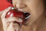 Домашние средства для отбеливания зубов.
Некоторые люди предпочитают старомодные средства для отбеливания зубов такие, как пищевая сода и зубная щетка. Кроме того, некоторые продукты, такие как сельдерей, яблоки, груши, морковь, вызывают сильное слюновыделение, что также помогает избавиться от темного налета на зубах. Жвачки без сахара также вырабатывают обильное слюновыделение, что помогает снизить появление темных пятен на зубах. Еще одно преимущество слюны: она нейтрализует кислоту, которая является причиной гниения зубов. Чем больше слюны, тем лучше.