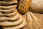Зерновые – это волокна.
Большинство высокопротеиновых диет ограничивает прием зерновых до двух раз в день, поэтому обращайте внимание, какие зерновые вы потребляете. Это означает, что нужно держаться подальше от белого хлеба и макарон, которые содержат очень мало питательных веществ по сравнению с другими зерновыми. С другой стороны, хлеб, сухие завтраки и макароны – богаты на волокна, от которых не стоит совсем отказываться на время высокопротеиновой диеты.