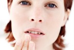 Афтозный стоматит.
Афтозный стоматит – это небольшие язвочки с внутренней стороны рта. В отличие от лихорадки (герпеса на губах), которая располагается на внешней стороне губ и очень заразная, причина герпеса – не вирус. Афтозный стоматит могут вызвать определенные продукты или нехватка питательных веществ, а также эмоциональный стресс или ранки во рту. Если необходимо, применяются такие методы лечения, как мази и ополаскиватели рта.