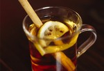 Горячий пунш.
Горячий пунш – старое проверенное временем средство от простуды. Если не хочется пить обычный черный чай перед сном, заварите себе чашку травяного чая. Добавьте в чай ложку меда, немного виски или бурбона и кусочек лимона. Подобная смесь прочистит дыхательные пути, смягчит горло и поможет уснуть. Но разрешается только одна чашка пунша. Слишком много алкоголя негативно влияет на иммунную систему.