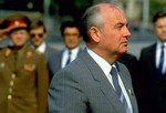 У бывшего президента СССР Михаила Горбачева было родимое пятно.
Что такое родимое пятно?
Родимое пятно – цветное пятно на или под кожей, которое появляется во время или практически сразу после рождения. Со временем некоторые родимые пятна тускнеют, другие наоборот становятся более отчетливыми. Причиной родимых пятен может быть избыток пигмента в коже или плохая работа кровеносных сосудов. Большинство родимых пятен безболезненные и безвредные. Очень в редких случаях они вызывают осложнения или связаны с какими-либо другими явлениями. И  все же родимые пятна должны быть осмотрены врачом.
