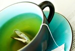 Помощник: зеленый чай.
Зеленый чай – еще один отличный источник кофеина. В зеленом чае не только нет калорий, но и, как показали недавние исследования, может помочь похудению (благодаря работе фитоэлементов). Эти компоненты (растительного происхождения) будоражат организм и заставляют организм сжигать калории и жиры. Хотя это свойство длится всего несколько часов, поэтому рекомендуется пить зеленый чай не менее 2 раз в день.