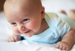 Первый год жизни малыша.
Конечно, забота о новорожденном забирает очень много сил, но с другой стороны он дает массу положительных эмоций. Давайте вместе посмотрим, какие «первые шаги» совершает малыш в первый год жизни.