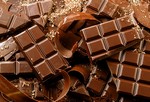 Черный шоколад.
Любители шоколада наверняка уже это знают – несколько кусочков черного шоколада поднимает настроение и насыщает организм энергией. В шоколаде присутствует кофеин, а также еще один стимулятор, который называется теобромин.
