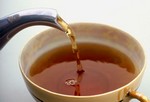 Чай.
Альтернативный источник кофеина – это, конечно, чай. Ученые предполагают, что сочетание кофеина и аминокислоты теанин, содержащиеся в чае, усиливает концентрацию внимания, обостряет память и улучшает реакцию. Кроме того, черный чай помогает бороться со стрессом.