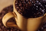 Кофе.
Кофе, наверно, один из самых популярных энергетических напитков, хотя и доказано, что его действие длиться недолго. Кофеин усиливает процессы метаболизма, временно улучшает концентрацию внимания и наполняет энергией. Частые небольшие порции кофе поддержат организм значительно дольше, чем одна большая. Но не стоит увлекаться кофе перед сном. Недостаток сна – один из главных причин усталости организма.