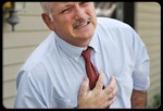 Внезапная остановка сердца – фатальное следствие заболеваний сердца.
У всех заболевания сердца проходят по-разному. У одних появляется одышка или боли в груди. Это первые симптомы заболевания сердца, говорящие о необходимости незамедлительного лечения в больничных условиях. Другие же не настолько удачливы: внезапная остановка сердца – это первый и единственный симптом заболевания, чаще всего (если быстро не предпринять определенных мер), заканчивающийся смертельным исходом.