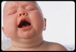 Симптомы воспаления в ухе у малышей.
Гораздо сложнее обнаружить воспаление в ухе ребенка, который еще слишком мал, чтобы объяснить вам, где у него болит. Вас должны насторожить его чудачество, беспокойный сон и потеря аппетита. Малыш также может отталкивать бутылочку с едой, поскольку давление в среднем ухе вызывает боль при глотании.