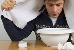 Увлажнитель и испаритель
Не лишним было бы подышать над паром или включить увлажнитель воздуха. Таким образом, вы обеспечите нужное горлу количество влаги, чем, в свою очередь, существенно снизите дискомфортные ощущения. Лечебные травы, ароматические масла или вареный картофель – самый оптимальный вариант состава водяной «бани» для дыхательных путей. Следуя инструкции на коробке, приготовьте настой трав (масляный раствор), или сварите картофель « в мундирах», не сливая воду. Накрыв голову полотенцем, наклонитесь над емкостью с горячей водой и дышите паром несколько раз в день по 10 минут. Помните, что температура пара должен быть достаточно горячей, но ни в коем случае не вызывать дискомфортные ощущения!