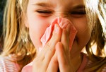 Может, это простуда?
Кашель и чихание тоже могут вызывать неприятные ощущения в горле. В то же время, они свидетельствуют об отсутствии стрептококка. Если горло воспалилось, но при этом так же наблюдается заложенность носа, кашель, чихание и другие малоприятные симптомы переохлаждения, скорее всего, речь идет об ангине.