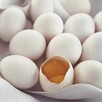 Яйца
Некоторые люди настолько чувствительны к яичным протеинам, что сам запах от приготовления яиц может вызвать у них аллергическую реакцию. 

Скрытые источники
Мороженое, заменители яиц, паста, конфеты, хот-доги, фрикадельки, хлеб, булочки и другая выпечка, майонез, безе, зефир, нуга и марципаны.

Вкусные заменители 
•	Вместо майонеза добавляйте в сэндвич пюре из авокадо, хумус или тапенаду.
•	Смешайте соевый творог (тофу) с острым соусом, черной фасолью и небольшим количеством сыра.
•	Самостоятельно приготовьте себе замороженный йогурт, вместо того чтобы покупать мороженое в магазине.