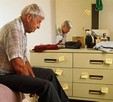 9. Болезнь Альцгеймера.
Не путайте с забывчивостью, которая появляется практически у каждого в престарелом возрасте. Болезнь Альцгеймера – это дегенеративное нарушение работы головного мозга, которое проявляется по-разному. Причины возникновения неизвестны и до сих пор не существует эффективных методов лечения этого заболевания.