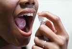 Дурной запах изо рта.
При отсутствии  систематического ухода за зубами, остатки пищи провоцируют развитие бактерий, которые  вызывают плохой запах изо рта. Длительное его присутствие и плохой привкус в ротовой полости появляется в результате недостатка слюны, сухости ротовой полости, заболевания десен или даже диабета. Профилактика предполагает тщательный уход за зубами и языком, обильное питье и избегание пищевых провокаторов. Проконсультируйтесь со стоматологом в случае постоянного неприятного запаха изо рта.